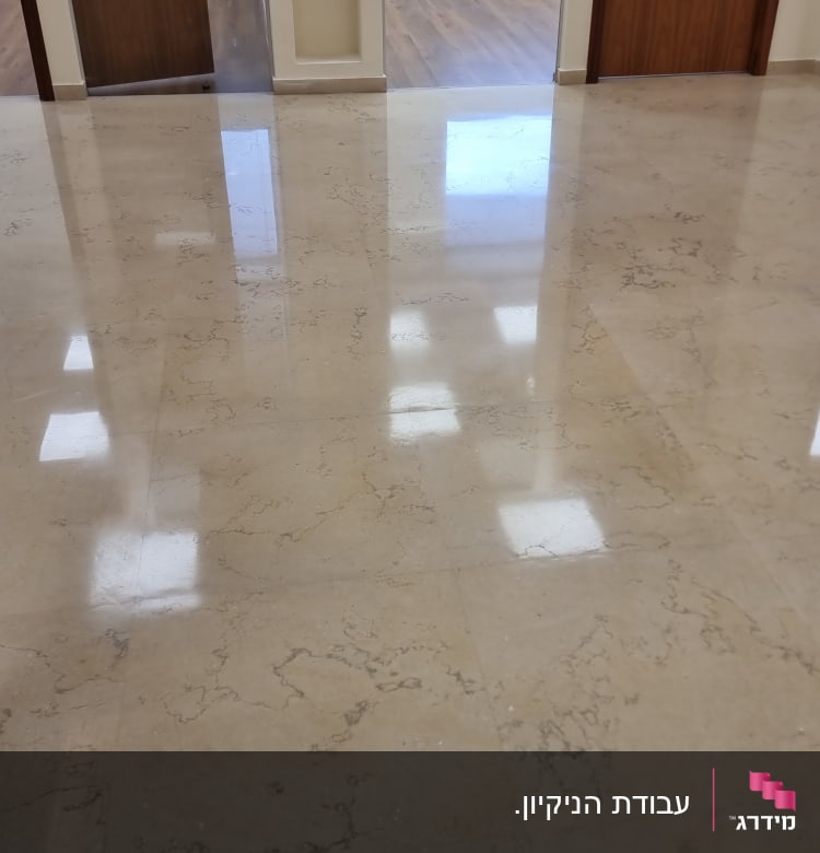 רצפה מבריקה ונקייה עם השתקפות אור